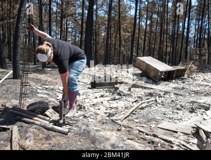 Bastrop Texas USA, settembre 2011: Residenti smista attraverso la casa danneggiata dopo massicci incendi boschivi spazzati attraverso quartieri boschivi, bruciando più di 1400 case nella zona all'inizio di settembre. ©Marjorie Kamys Cotera/Daemmrich Photography Foto Stock