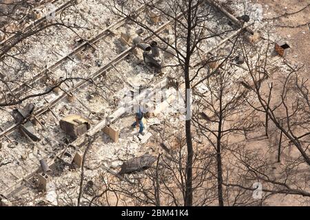 Bastrop Texas USA, settembre 2011: Residenti smista attraverso la casa danneggiata dopo massicci incendi boschivi spazzati attraverso quartieri boschivi, bruciando più di 1400 case nella zona all'inizio di settembre. ©Marjorie Kamys Cotera/Daemmrich Photography Foto Stock