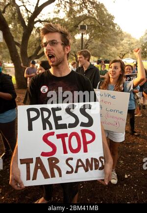 Austin, Texas USA, 28 settembre 2011: Gli ambientalisti si radunano nel campus dell'Università del Texas contro la proposta di Keystone XL TAR Sands Pipeline dal Canada al Texas. Il Dipartimento di Stato degli Stati Uniti ha tenuto audizioni per tutto il giorno nel campus della UT. ©Marjorie Kamys Cotera/Daemmrich Photography Foto Stock