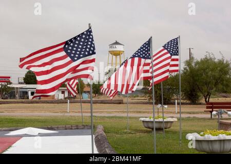 Haskell Texas USA, 22 settembre, 2011:le bandiere americane volano giornalmente al parco cittadino nel centro di Haskell, dove la First Lady del Texas Anita Thigpen Perry è cresciuta negli anni 1950s e 1960s. Suo marito, Texas Gov. Rick Perry, è un candidato per la nomina presidenziale repubblicana dopo 10 anni come il più lungo governatore di servizio del Texas. © Bob Daemmrich Foto Stock