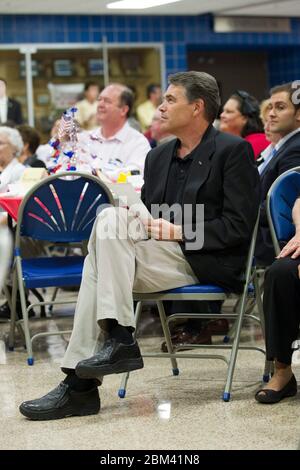 Tiffin, Iowa USA, 7 ottobre 2011: Rick Perry, governatore del Texas e candidato alla nomina presidenziale repubblicana, tiene un discorso di campagna al barbecue autunnale dei repubblicani della contea di Johnson durante la sua quarta campagna elettorale attraverso lo stato. Perry sta portando le scarpe comode anziché i suoi stivali usuali del cowboy dovuto l'ambulatorio posteriore recente. ©Bob Daemmrich Foto Stock