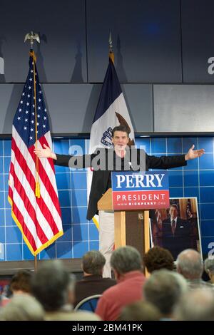 Tiffin, Iowa USA, 7 ottobre 2011: Rick Perry, governatore del Texas e candidato alla nomina presidenziale repubblicana, campagne al barbecue autunnale dei repubblicani della contea di Johnson sulla sua quarta campagna attraverso lo stato. ©Bob Daemmrich Foto Stock