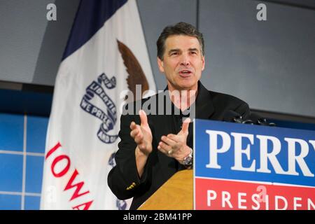 Tiffin, Iowa USA, 7 ottobre 2011: Rick Perry, governatore del Texas e candidato alla nomina presidenziale repubblicana, campagne al barbecue autunnale dei repubblicani della contea di Johnson sulla sua quarta campagna attraverso lo stato. ©Bob Daemmrich Foto Stock