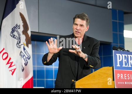 Tiffin, Iowa USA, 7 ottobre 2011: Rick Perry, governatore del Texas e candidato alla nomina presidenziale repubblicana, campagne al barbecue autunnale dei repubblicani della contea di Johnson sulla sua quarta campagna attraverso lo stato. ©Bob Daemmrich Foto Stock