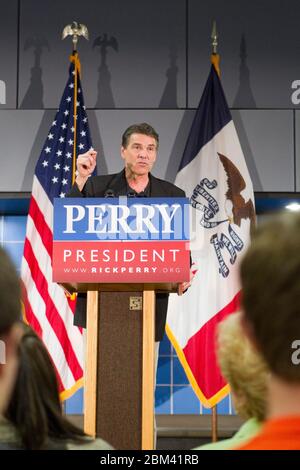 Tiffin, Iowa USA, 7 ottobre 2011: Rick Perry, governatore del Texas e candidato alla nomina presidenziale repubblicana, campagne al barbecue autunnale dei repubblicani della contea di Johnson sulla sua quarta campagna attraverso lo stato. ©Bob Daemmrich Foto Stock