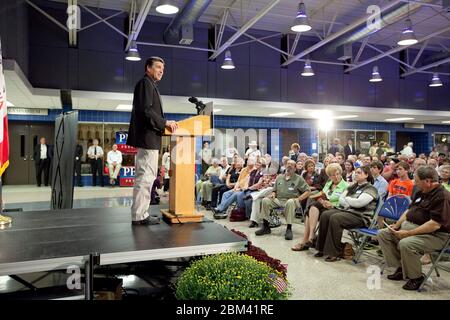 Tiffin, Iowa USA, 7 ottobre 2011: Rick Perry, governatore del Texas e candidato alla nomina presidenziale repubblicana, campagne al barbecue autunnale dei repubblicani della contea di Johnson sulla sua quarta campagna attraverso lo stato. ©Bob Daemmrich Foto Stock