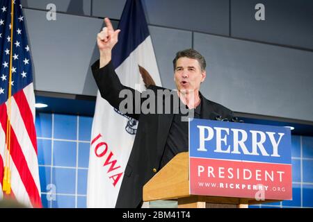 Tiffin, Iowa USA, 7 ottobre 2011: Rick Perry, governatore del Texas e candidato alla nomina presidenziale repubblicana, campagne al barbecue autunnale dei repubblicani della contea di Johnson sulla sua quarta campagna attraverso lo stato. ©Bob Daemmrich Foto Stock