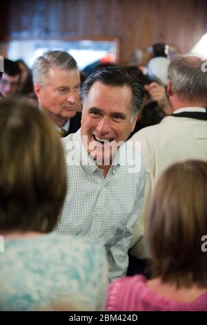 Atlantic, Iowa USA, 1 gennaio 2012: Mitt Romney, candidato repubblicano alle presidenziali, parla con gli elettori dell'Iowa durante una sosta elettorale in un ristorante di famiglia nell'Iowa occidentale. Romney è riuscito a scuotere poche mani nonostante una scena caotica con più membri della stampa di quanto gli elettori si siano schiacciati in una piccola sede. ©Bob Daemmrich Foto Stock