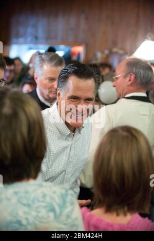 Atlantic, Iowa USA, 1 gennaio 2012: Mitt Romney, candidato repubblicano alle presidenziali, parla con gli elettori dell'Iowa durante una sosta elettorale in un ristorante di famiglia nell'Iowa occidentale. Romney è riuscito a scuotere poche mani nonostante una scena caotica con più membri della stampa di quanto gli elettori si siano schiacciati in una piccola sede. ©Bob Daemmrich Foto Stock