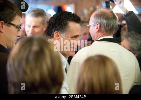 Atlantic, Iowa USA, 1 gennaio 2012: Mitt Romney, candidato repubblicano alle presidenziali, parla con gli elettori dell'Iowa durante una sosta elettorale in un ristorante di famiglia nell'Iowa occidentale. Romney è riuscito a scuotere poche mani nonostante una scena caotica con più membri della stampa di quanto gli elettori si siano schiacciati in una piccola sede. ©Bob Daemmrich Foto Stock