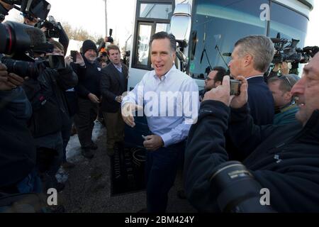 Atlantic, Iowa USA, 1 gennaio 2012: Mitt Romney, candidato repubblicano alle presidenziali, parla con gli elettori dell'Iowa durante una sosta elettorale in un ristorante di famiglia nell'Iowa occidentale. Romney è riuscito a scuotere poche mani nonostante una scena caotica con più membri della stampa di quanto gli elettori si siano schiacciati in una piccola sede. ©Bob Daemmrich Foto Stock