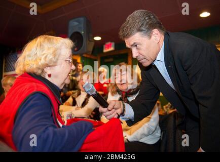 Urbandale, Iowa USA, 26 dicembre 2011: Texas Gov. Rick Perry, candidato alla nomina presidenziale repubblicana, ascolta la domanda di una donna mentre fa una spinta finale con gli elettori di Iowa caucus durante una riunione di colazione del Westside Conservative Club al Machine Shed Restaurant. Perry spera di rivivere i suoi numeri di campagna con un'oscillazione attraverso l'Iowa rurale prima dei caucuses della settimana prossima. ©Bob Daemmrich Foto Stock