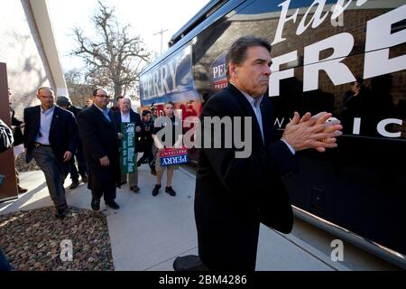 Clarinda, Iowa USA, 27 dicembre 2011: Texas Gov. Rick Perry, candidato alla nomina presidenziale repubblicana, lascia il suo tour bus per una sosta durante una fredda giornata invernale. Perry spera di rivivere i suoi numeri di campagna con un'oscillazione attraverso l'Iowa rurale prima dei caucuses della settimana prossima. ©Bob Daemmrich Foto Stock