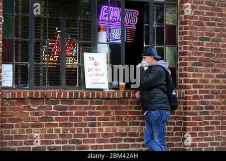 Una finestra 'To Go' per bere al 7B, il Vazacs Horseshoe Bar nell'East Village di Manhattan. A causa del coronavirus... PER ULTERIORI INFORMAZIONI, VEDERE LA DIDASCALIA COMPLETA Foto Stock