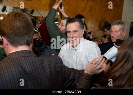 Atlantic, Iowa USA, 1 gennaio 2012: Mitt Romney, candidato repubblicano alle presidenziali, parla con gli elettori dell'Iowa durante una sosta elettorale in un ristorante di famiglia nell'Iowa occidentale. Romney è riuscito a scuotere poche mani nonostante una scena caotica con più membri della stampa di quanto gli elettori si siano schiacciati in una piccola sede. ©Bob Daemmrich Foto Stock