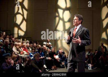 Waukee Iowa USA, 3 gennaio 2012: Texas Gov. Rick Perry, un candidato alla nomina presidenziale repubblicana, spiega il motivo per cui gli elettori dovrebbero sceglierlo in occasione di un evento di caucus poco prima dell’inizio delle votazioni di martedì. © Bob Daemmrich Foto Stock