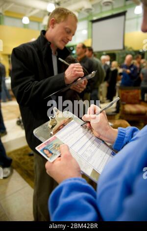 Waukee, Iowa USA, 3 gennaio 2012:. I partecipanti alla Iowa caucus firmano prima di votare per il loro candidato preferito tra i repubblicani che si fideranno per la nomina presidenziale. ©Bob Daemmrich Foto Stock