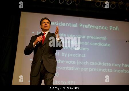 Waukee Iowa USA, 3 gennaio 2012: Texas Gov. Rick Perry, un candidato alla nomina presidenziale repubblicana, spiega il motivo per cui gli elettori dovrebbero sceglierlo in occasione di un evento di caucus poco prima dell’inizio delle votazioni di martedì. ©Bob Daemmrich Foto Stock