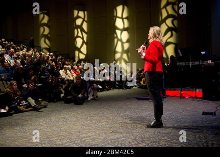 Waukee Iowa USA, 3 gennaio 2012: Ann Romney, moglie del candidato alla nomina presidenziale repubblicana Mitt Romney, spiega in ultima luogo perché gli elettori dovrebbero scegliere suo marito in un evento di caucus poco prima che la votazione abbia inizio martedì. ©Bob Daemmrich Foto Stock