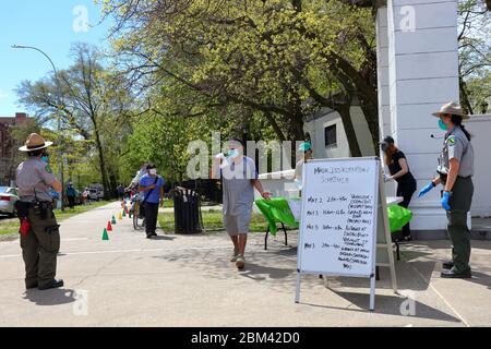 Il personale del Dipartimento dei Parchi di NYC distribuisce maschere facciali in tessuto libero alle persone nel Prospect Park di New York... PER ULTERIORI INFORMAZIONI, VEDERE LA DIDASCALIA COMPLETA Foto Stock