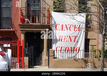 Un grande banner 'Cancel Rent, Cuomo' drappeggiato all'esterno di un edificio a Brooklyn, New York. Licenziamenti dovuti al coronavirus... PER ULTERIORI INFORMAZIONI, VEDERE LA DIDASCALIA COMPLETA Foto Stock