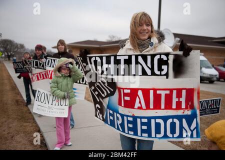 Sioux Center, Iowa USA, 30 dicembre 2011: I sostenitori del candidato presidenziale repubblicano Ron Paul coraggioso clima freddo per portare Paul segni campagna al di fuori del suo rally nordovest Iowa in una spinta finale prima del 2012 Iowa caucuses Martedì. ©Bob Daemmrich Foto Stock