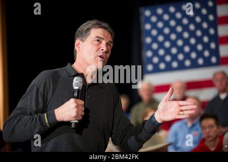 Marshalltown, Iowa USA, 29 dicembre 2011: Rick Perry, governatore del Texas e candidato alla nomina presidenziale repubblicana, tiene una riunione del municipio per cercare di conquistare gli elettori caucus indecisi in anticipo rispetto ai caucuses dell'Iowa il 3 gennaio 2012. ©Bob Daemmrich Foto Stock