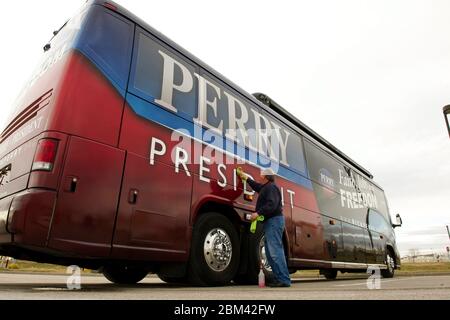 Council Bluffs, Iowa USA, dicembre 26 2011: Perry per l'autista dell'autobus del presidente Jerry, che avrebbe dato solo il suo nome, lava la sporcizia fuori dall'autobus della campagna in un parcheggio dell'hotel il giorno prima che il governatore del Texas Rick Perry riprenda il suo tour in autobus dell'Iowa prima dei caucuses della prossima settimana. ©Bob Daemmrich Foto Stock