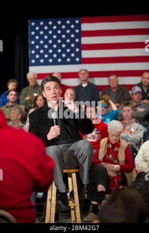 Marshalltown, Iowa USA, 29 dicembre 2011: Rick Perry, governatore del Texas e candidato alla nomina presidenziale repubblicana, tiene una riunione del municipio per cercare di conquistare gli elettori caucus indecisi in anticipo rispetto ai caucuses dell'Iowa il 3 gennaio 2012. ©Bob Daemmrich Foto Stock