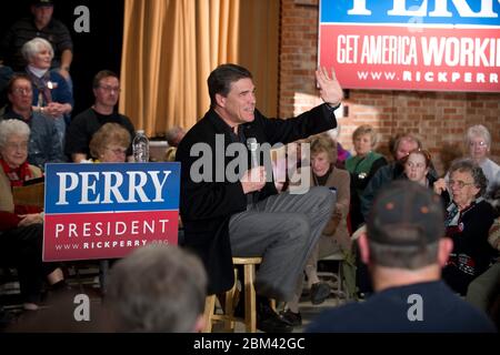 Marshalltown, Iowa USA, 29 dicembre 2011: Rick Perry, governatore del Texas e candidato alla nomina presidenziale repubblicana, tiene una riunione del municipio per cercare di conquistare gli elettori caucus indecisi in anticipo rispetto ai caucuses dell'Iowa il 3 gennaio 2012. ©Bob Daemmrich Foto Stock