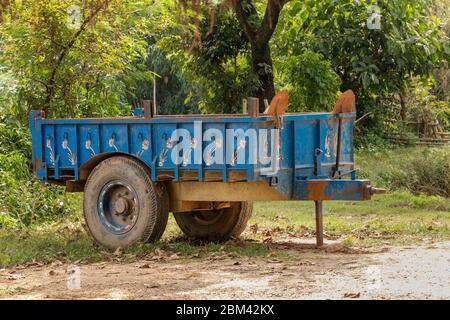 Trattore Trally stand alone dopo il lavoro. Foto Stock