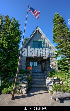 Mount Rainier National Park, Stati Uniti: 25 luglio 2019: Paradise Ranger Station Flises Fliss Flag nella zona popolare del parco Foto Stock