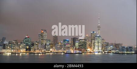 Di notte, il lungomare della città di Auckland è il quartiere degli affari del CBD Foto Stock