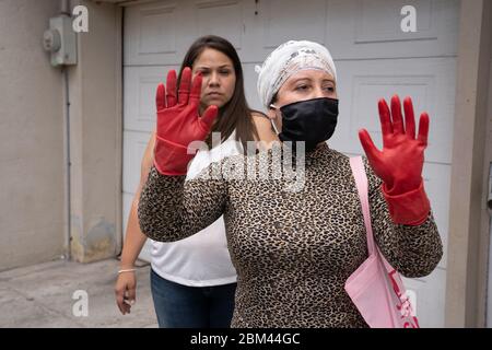 Matamoros, Messico. Il 06maggio 2020 una donna cubana organizza i migranti nei gruppi più vulnerabili dopo che le ONG locali hanno informato i migranti che isnÕt cibo per tutti è sufficiente. Credit: Lexie Harrison-Cripps/Alamy Live News Foto Stock