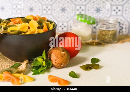 FARFALLE Tricolor alimenti biologici sani. Pasta italiana Foto Stock