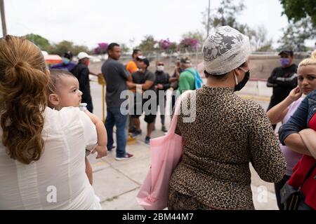 Matamoros, Messico. Il 06 maggio 2020 ai migranti più vulnerabili è stato chiesto di stare da una parte. Tra questi vi erano donne incinte e madri con figli piccoli. Credit: Lexie Harrison-Cripps/Alamy Live News Foto Stock