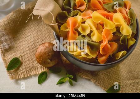 FARFALLE Tricolor alimenti biologici sani. Pasta italiana Foto Stock