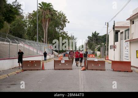 Matamoros, Messico. Il 06 maggio 2020, un team di medici volontari e personale delle ONG ritorna da un ospedale sul campo che si sta istituendo nel campo dei rifugiati. Credit: Lexie Harrison-Cripps/Alamy Live News Foto Stock