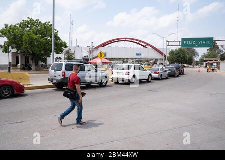 Matamoros, Messico. 06th May, 2020. Le automobili formano grandi code per attraversare il ponte per gli Stati Uniti come le restrizioni coronavirus sono facilitata Texas. Credit: Lexie Harrison-Cripps/Alamy Live News Foto Stock