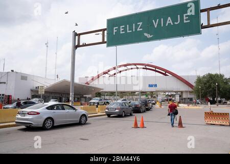 Matamoros, Messico. 06th May, 2020. Le automobili formano grandi code per attraversare il ponte per gli Stati Uniti come le restrizioni coronavirus sono facilitata Texas. Credit: Lexie Harrison-Cripps/Alamy Live News Foto Stock