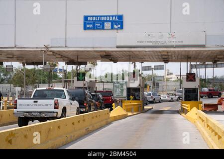 Matamoros, Messico. 06th May, 2020. Le automobili formano grandi code per attraversare il ponte per gli Stati Uniti come le restrizioni coronavirus sono facilitata Texas. Credit: Lexie Harrison-Cripps/Alamy Live News Foto Stock