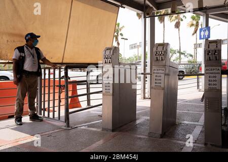 Matamoros, Messico. 06th May, 2020. Automobili e padestriani formano grandi code per attraversare il ponte verso gli Stati Uniti come le restrizioni coronavirus sono facilitata Texas. Credit: Lexie Harrison-Cripps/Alamy Live News Foto Stock