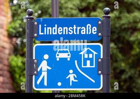 Brandenburg A.D.Havel, Germania. 30 Aprile 2020. Il cartello stradale Lindenstraße è posto sopra un cartello per una strada calmata dal traffico. In quest'area c'è un limite di velocità della velocità di camminata. Credit: Soeren Stache/dpa-Zentralbild/ZB/dpa/Alamy Live News Foto Stock