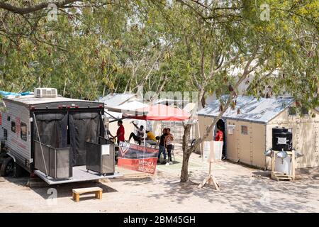 Matamoros, Messico. 06.06.2007 2020. Medici di una ONG medica chiamata Global Response Management curare i pazienti nel mezzo del campo. Credit: Lexie Harrison-Cripps/Alamy Live News Foto Stock