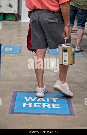 Covid-19 segnali di distanza di attesa all'interno di un negozio di miglioramento domestico in Florida del Nord, il 5-6-20. Foto Stock