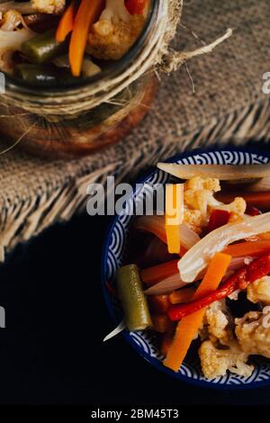 Verdure sottaceto, carota, cipolla, cavolfiore, baccelli e pepe dolce. Foto Stock