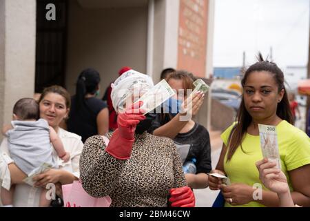 Matamoros, Messico. 06 maggio 2020. 6 dei migranti più vulnerabili hanno ricevuto 200 pesos per i generi alimentari di emergenza dopo che le scorte alimentari delle ONG sono esaurite. Credit: Lexie Harrison-Cripps/Alamy Live News Foto Stock