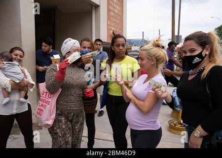 Matamoros, Messico. 06 maggio 2020. 6 dei migranti più vulnerabili hanno ricevuto 200 pesos per i generi alimentari di emergenza dopo che le scorte alimentari delle ONG sono esaurite. Credit: Lexie Harrison-Cripps/Alamy Live News Foto Stock