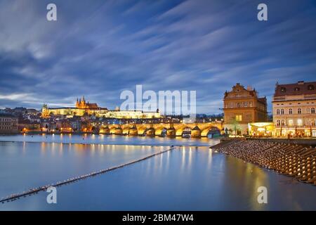 Vista di alcune delle principali attrazioni turistiche di Praga, tra cui il Ponte Carlo, il castello di Praga e la cattedrale. Foto Stock