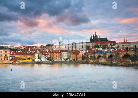 Vista di alcune delle principali attrazioni turistiche di Praga, tra cui il Ponte Carlo, il castello di Praga e la cattedrale. Foto Stock